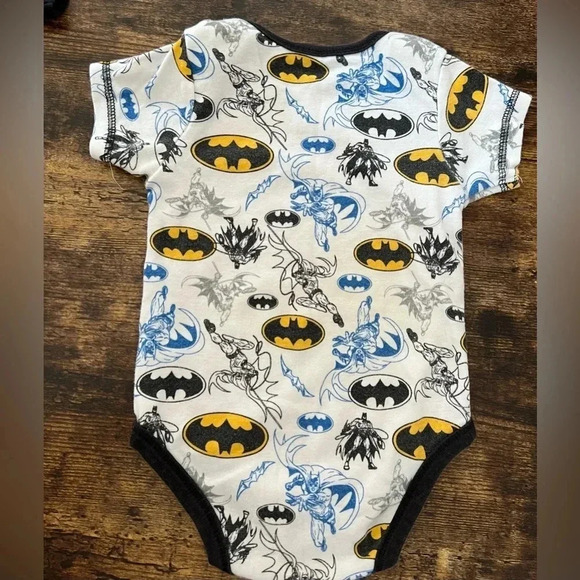 BUNDLE: 2 - Batman baby onesies. Size: 6M - Picture 10 of 13